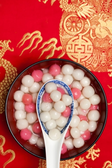 Round, glutinous rice-balls or tang yuen symbolise fullness and family unity, and are regarded as lucky