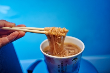 The oyster wheat flour noodle is a popular street snack