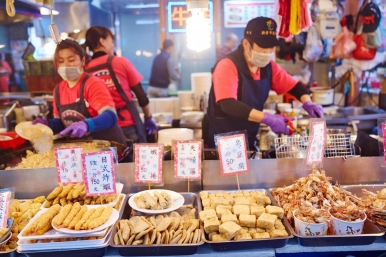 Street food stalls selling all manners of fried snacks are aplenty in Taiwan