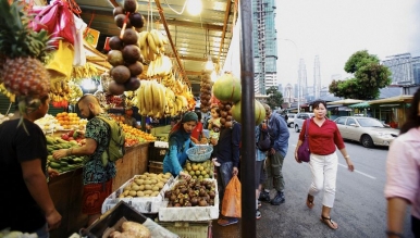 Buah-buahan tropika tempatan dijual di gerai jalanan