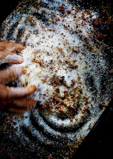 Kerisik kelapa dicampur dengan gula untuk membuat inti roti