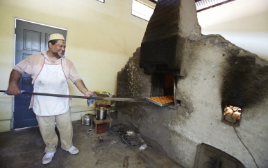 Membakar roti dalam ketuhar kayu api tradisional
