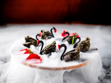 Deep Fried Swan Dumpling with Black Pepper Duck Meat © Mandarin Oriental, Jakarta