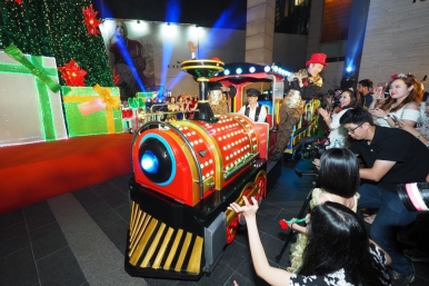 Guests experiencing the spirit of the festive season, Photo ©  Pavilion KL