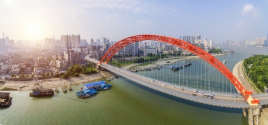 Also known as the Rainbow Bridge for its red colour, the Qingchuan Bridge connects Hankou with Hanyang