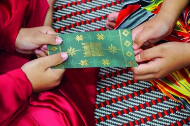 Duit raya, cash gifts given to young members of the family