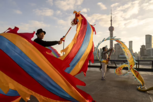 Kite-flyers on the Bund